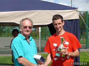 Blue Walshe presents to Tommy Brister 10k First Shepton resident Blue Walshe presents to Tommy Brister 10k First Shepton resident